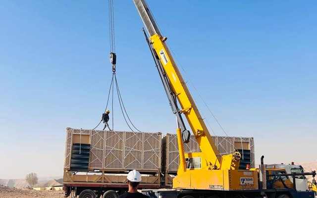 تركيب المبنى في الموقع بالرافعة